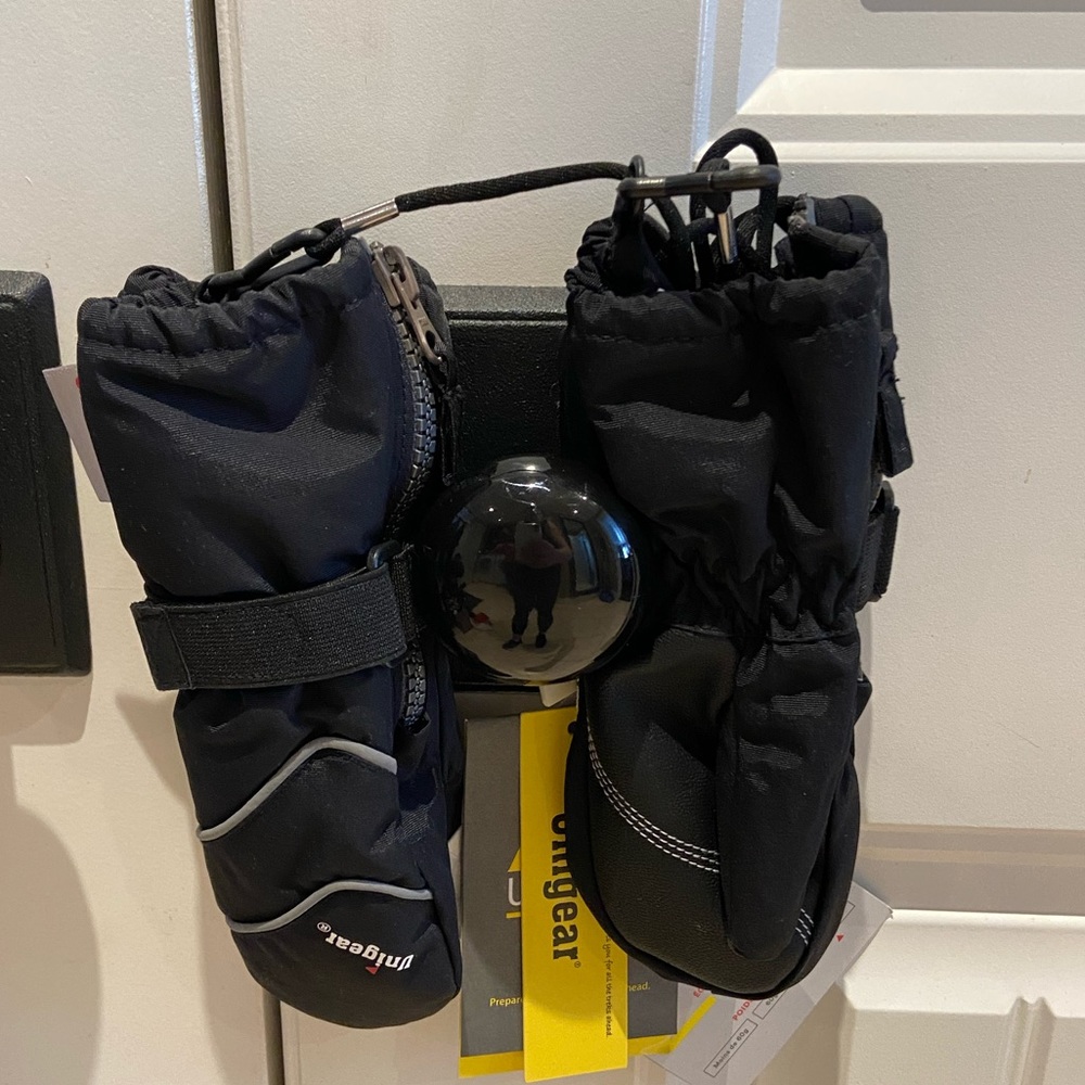 Kids mitts with connector string